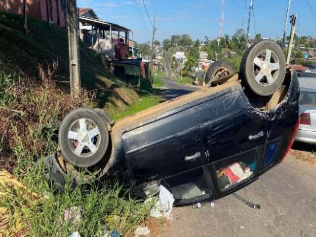 Motorista foge aps capotamento em Cruzeiro do Sul