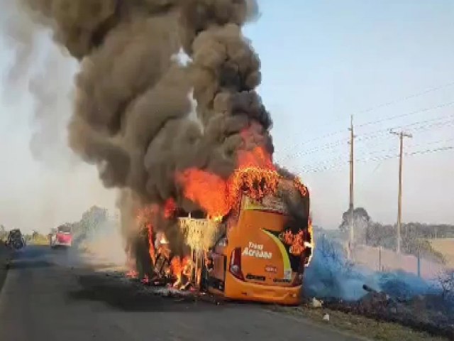 nibus da Transacreana  destrudo em incndio na Estrada do Pacfico