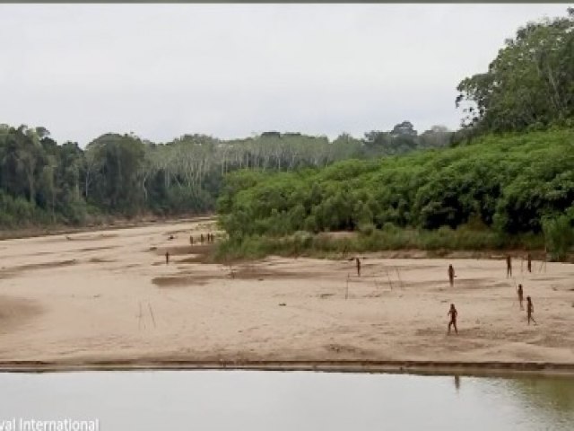 Maior grupo de indgenas isolados do mundo  flagrado na Amaznia pela primeira vez