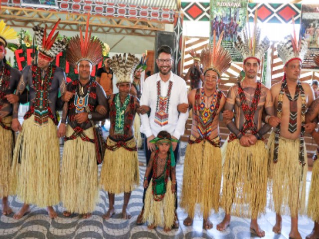 Governador Gladson Cameli prestigia segundo dia do Festival Puyanawa e destaca importncia de valorizar a cultura indgena