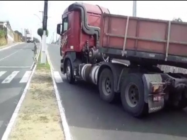 Carreta bitrem travada em ladeira de Cruzeiro do Sul e quase causa acidente grave