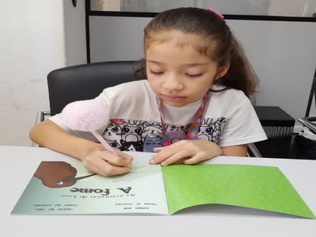 Menina de 7 anos com autismo lana seu primeiro livro e tem mais 14 prontos: Todos com uma essncia, diz pai