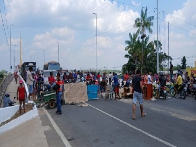 Em Cruzeiro do Sul, moradores do bairro da Lagoa protestam contra falta de energia eltrica.