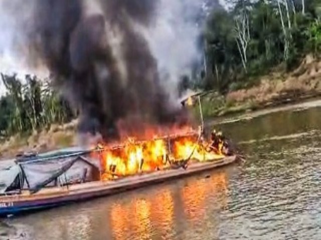 Incndio em embarcao no Rio Valparaso assusta passageiros