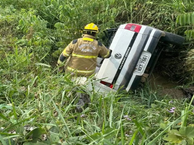 Motorista perde controle de carro e cai em barranco perto de Feij