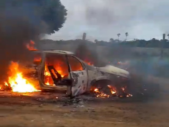 Carro pega fogo na zona rural de Mncio Lima; Veja o vdeo