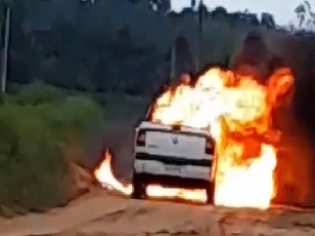 Carro de pastor incendia misteriosamente em Mncio Lima, e comunidade se mobiliza para ajudar a arcar com os prejuzos