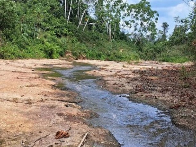 Em Marechal Thaumaturgo, Rio Tejo seca e pode ser atravessado com um passo