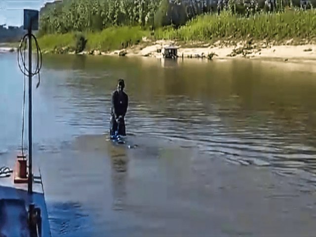 Homens puxam gales de gua e botijas no Rio Juru para evitar que barco encalhe