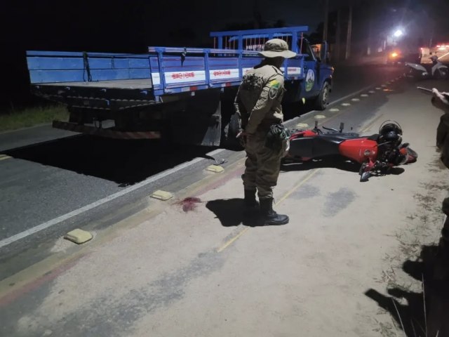 URGENTE: Em Mncio Lima, motociclista colide violentamente contra caminho e fica em estado grave