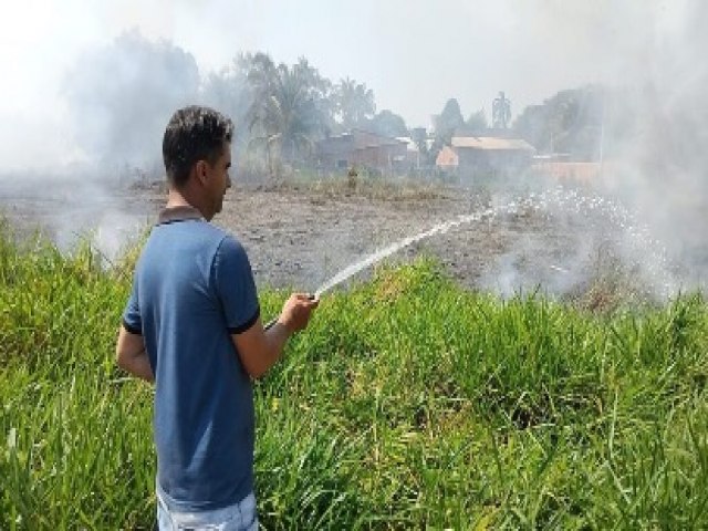 Incndio ameaa casas no Bairro Igarap Preto, mas ao rpida dos bombeiros evita tragdia