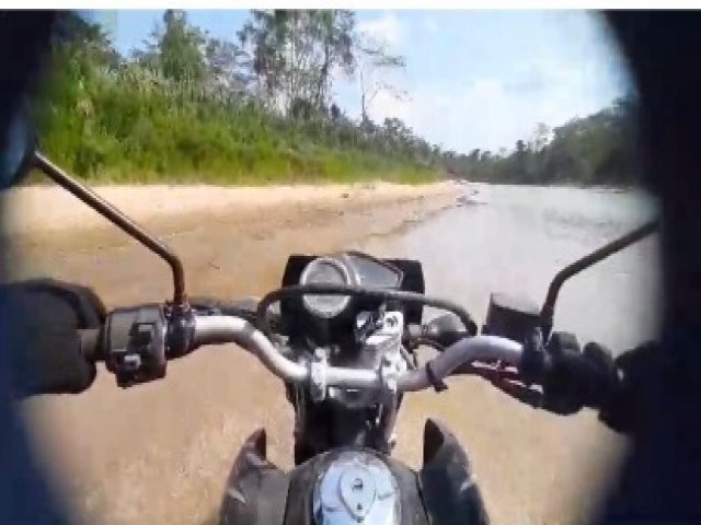 Motociclista  flagrado atravessando o Rio Jordo de moto