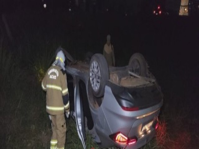 Em Rio Branco, mulher dorme ao volante, cai em ribanceira e capota carro na BR-364