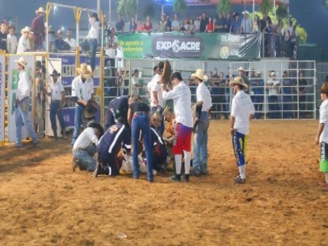 Atual campeo do Rodeio da Expoacre  ferido por touro durante montaria