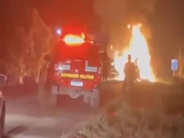 Famlia tem carro incendiado aps pane eltrica na BR-364