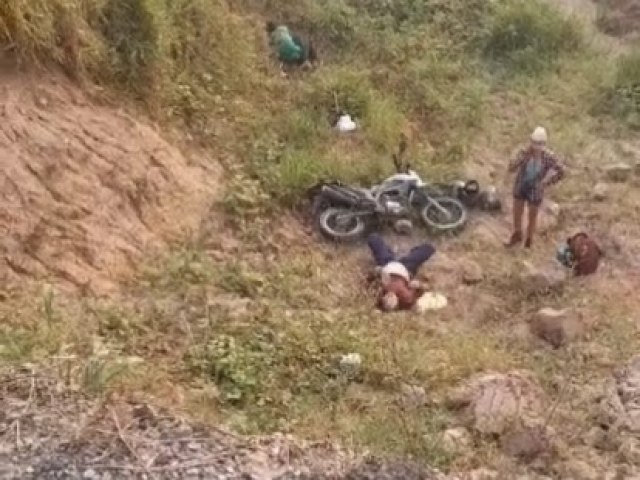 Motociclistas caem em buraco de 6 metros na BR-364 e so resgatados por bombeiros e populares