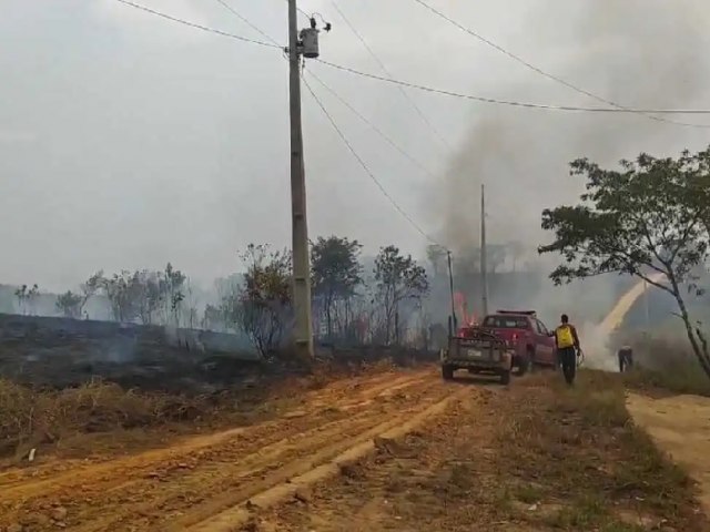 Incndio consome rea de ramal e se aproxima de casas em Mncio Lima