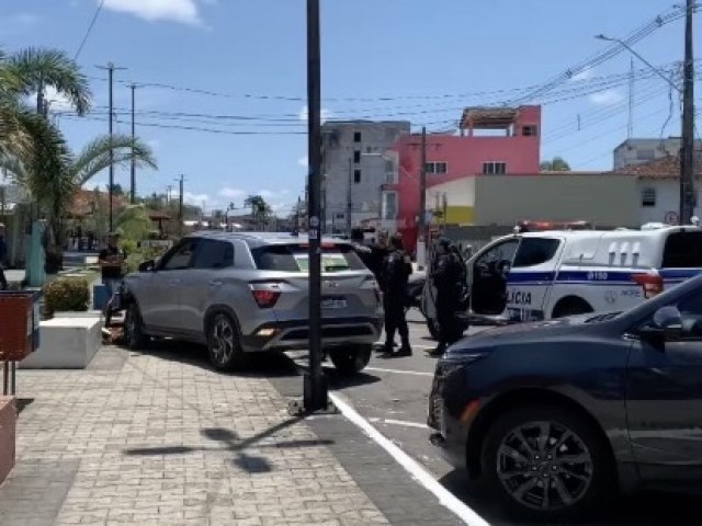 Motorista foge do local aps ocasionar coliso entre carros no centro de Cruzeiro do Sul