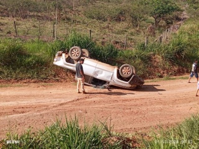 Carro capota e outro vai parar em matagal aps acidente na BR-364