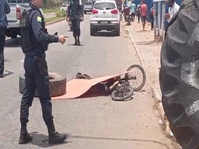 Criana de 10 anos morre atropelado por caminho aps tentar desviar de pneu na rodovia AC-40, em Rio Branco