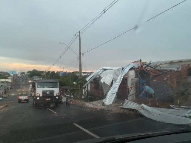 Chuva Forte Arrasta Telhado em Cruzeiro do Sul