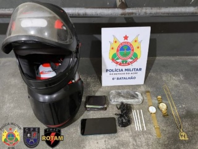 Polcia Militar prende dois suspeitos por trfico de drogas no bairro 25 de agosto, em Cruzeiro do Sul