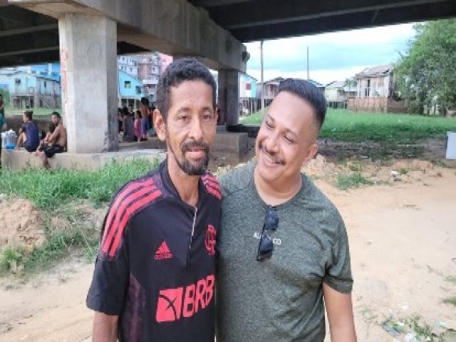 Grupo de evanglicos leva apoio a pessoas em situao de rua no centro de Cruzeiro do Sul