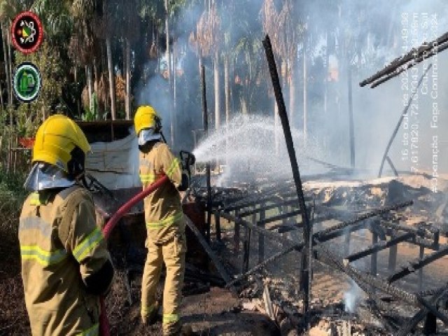 Incndio destri duas casas no residencial Buritis, em Cruzeiro do Sul