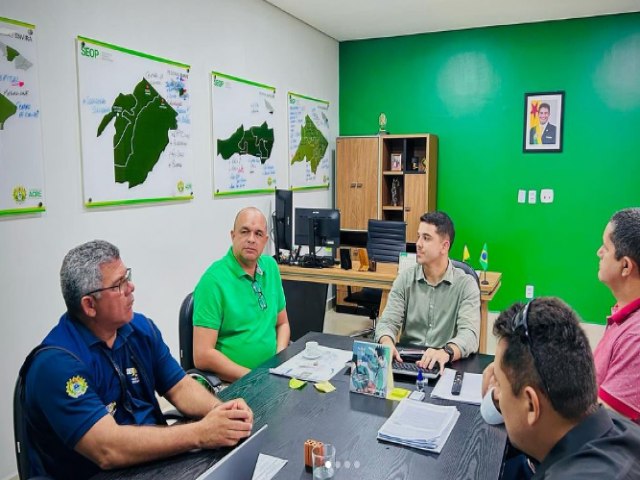 Z Luiz dialoga com autoridades em Rio Branco sobre projetos para Mncio Lima