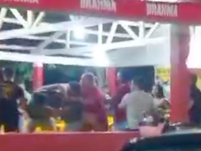 Briga generalizada com socos e pontaps envolve homens e mulheres em Epitaciolndia