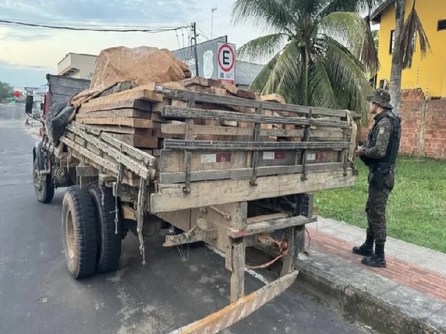 Pol�cia apreende 6 metros c�bicos de madeira sendo transportada de forma ilegal em Cruzeiro do Sul