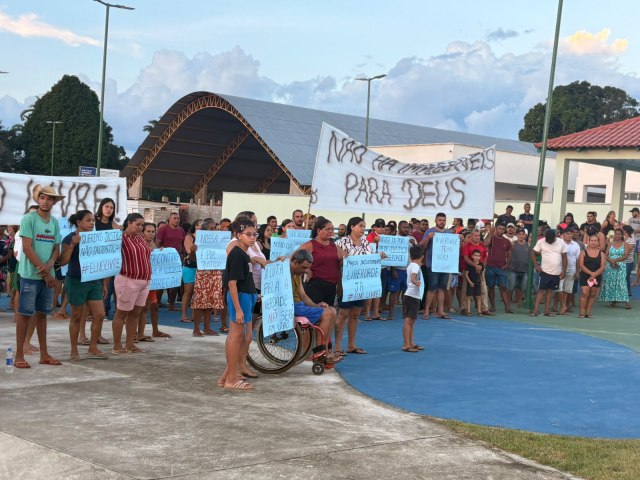 Amigos e familiares de Elno Maia se unem em pra�a p�blica em ato de apoio ap�s pris�o em opera��o policial 