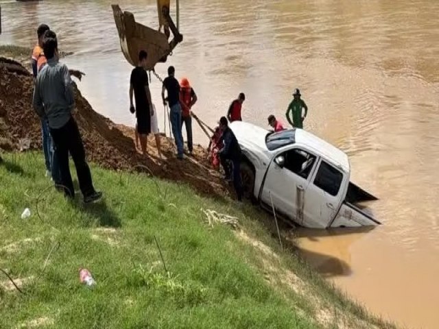 Caminhonete que caiu no Rio Acre � retirada pelo Corpo de Bombeiros e Defesa Civil