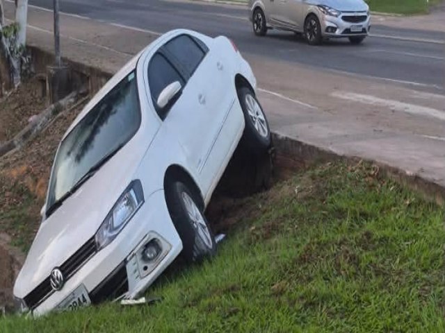 ATUALIZA��O: A caminho da ora��o da madrugada, motorista passa mal ap�s medica��o e perde controle de Voyage em Cruzeiro do Sul