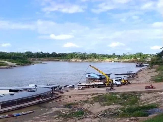 Guincho � acionado para retirar caminh�o do rio Juru�