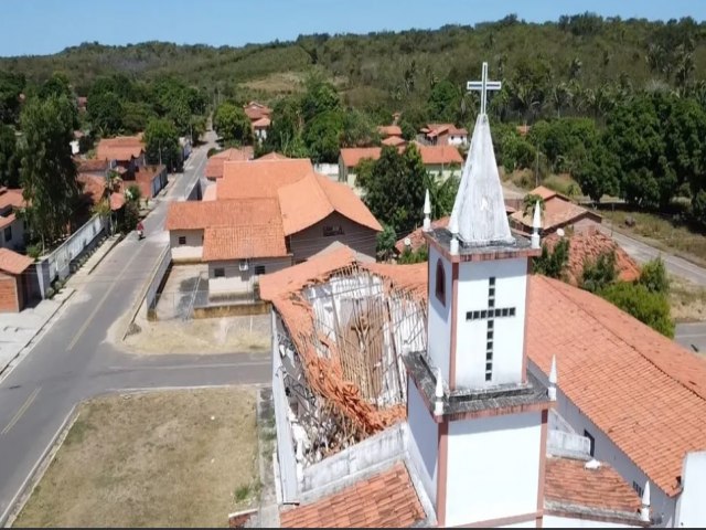 Teto de igreja desaba aps reforma e fiel no sofre ferimentos