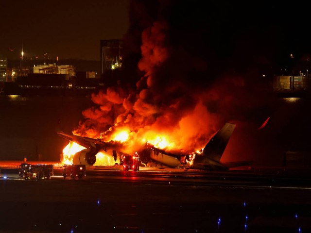 Avio com 379 pessoas se choca com outro e pega fogo no Japo; 5 de aeronave no solo morreram, diz TV