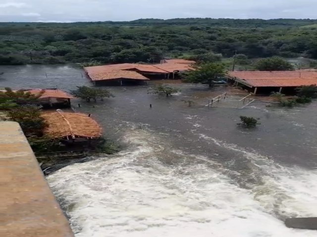 Barragem Mesa de Pedra transborda e gua invade bares e restaurantes em Valena do Piau; vdeo