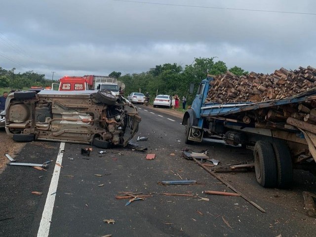 Grave acidente entre um txi e um caminho na PI-113 provoca morte de idosa de 86 anos, em Jos de Freitas