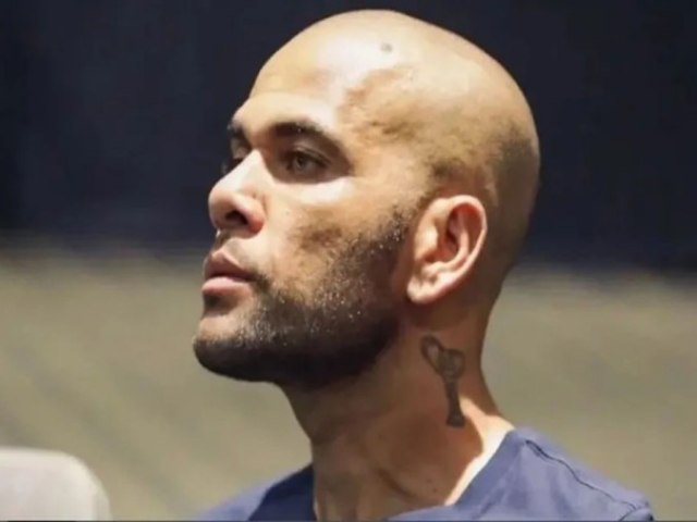 Daniel Alves paga fiana e deve ser solto de priso na Espanha um ms depois de sua condenao