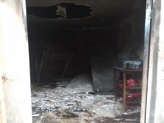 Residncia localizada no Conjunto Verde Teto, em Oeiras-PI, tem cozinha destruda aps incndio