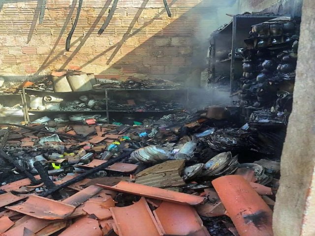 Incndio afeta uma casa na cidade de Oeiras  