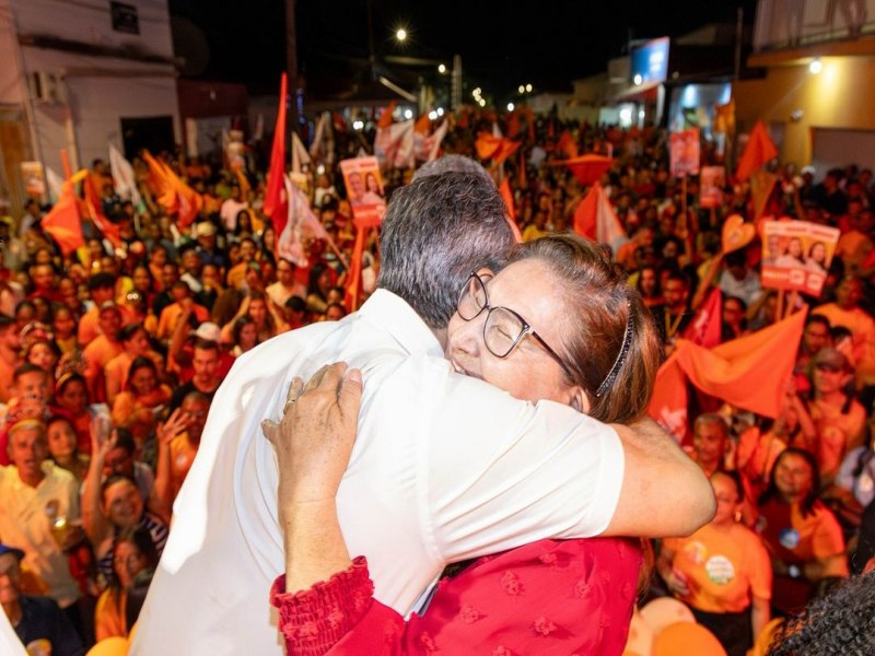 Arrasto do 77 rene uma multido de pessoas pelas ruas de Oeiras e j  considerado um dos maiores eventos polticos da cidade