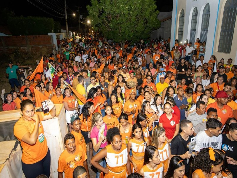 Com uma multido, bairro Vrzea recebe Dr. Hailton em Caminhada da Mudana na noite de ontem