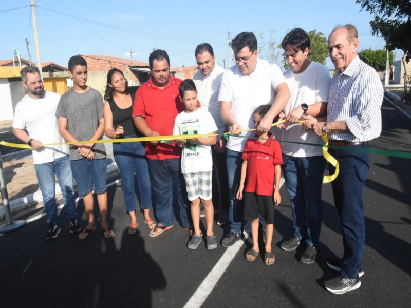 Rafael Fonteles inaugura asfaltamento de 13 ruas em Parnaba onde foram investidos mais de R$5 milhes