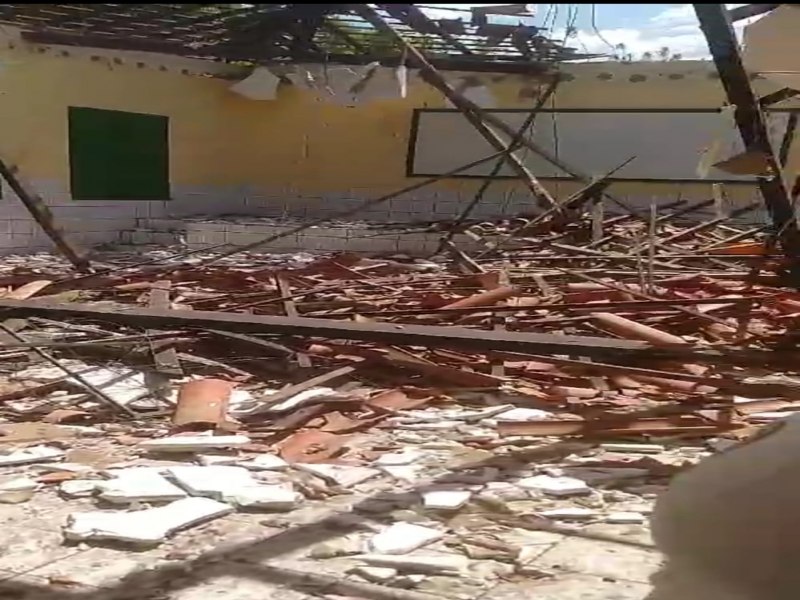 Teto em Escola desaba na cidade de So Jos do Divino Exibe Descaso da Gesto Municipal