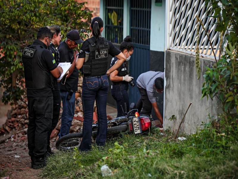 Homem  baleado, morre durante execuo em frente  escola de Teresina e adolescente  baleado