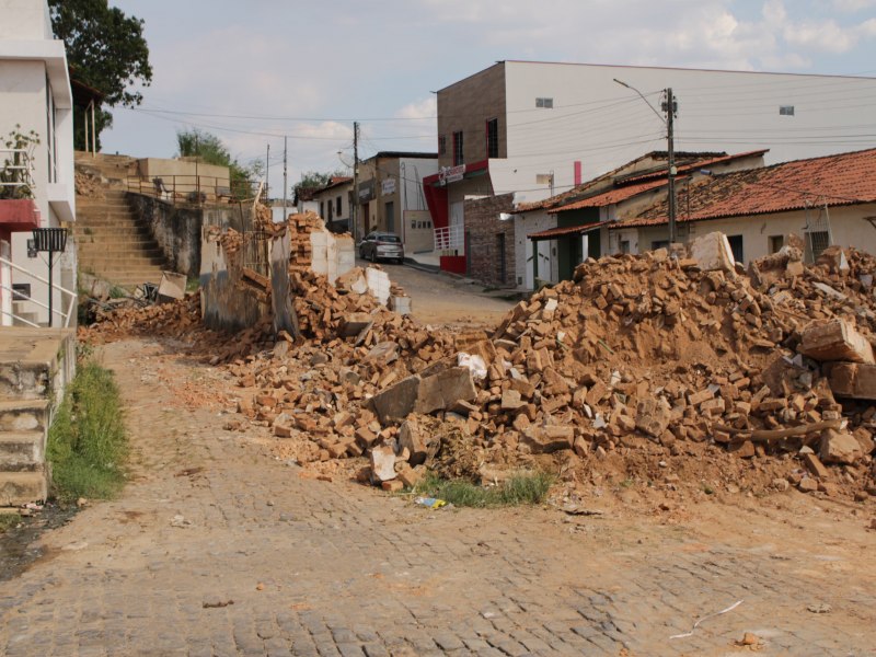 VDEO: Prefeito  de Elesbo Veloso realiza obra e derruba prdio publico sem consultar populao 