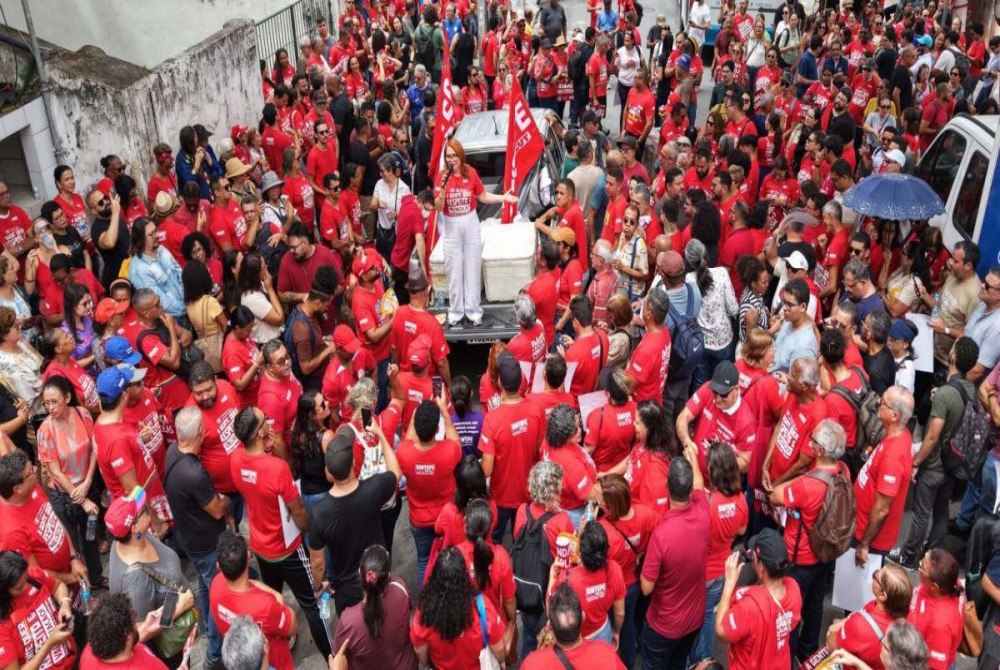 Trabalhadores da rede estadual de educa��o anunciam paralisa��o e protestos em escolas