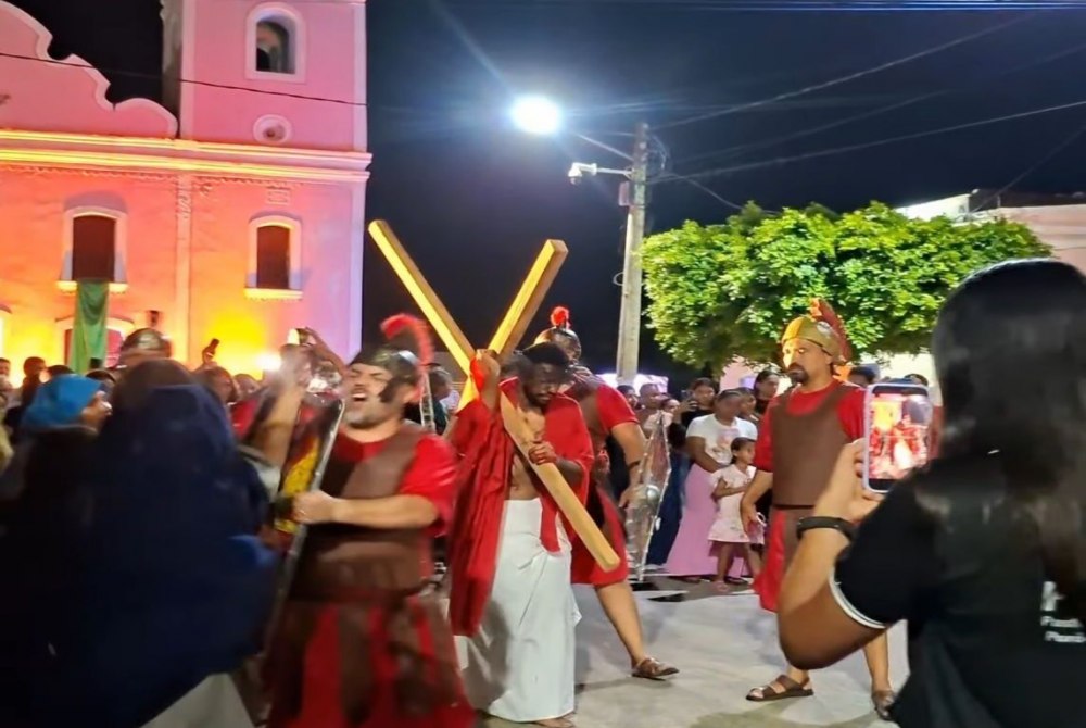 Via Dolorosa re�ne fi�is em encena��o da Paix�o de Cristo no Centro de Ouricuri